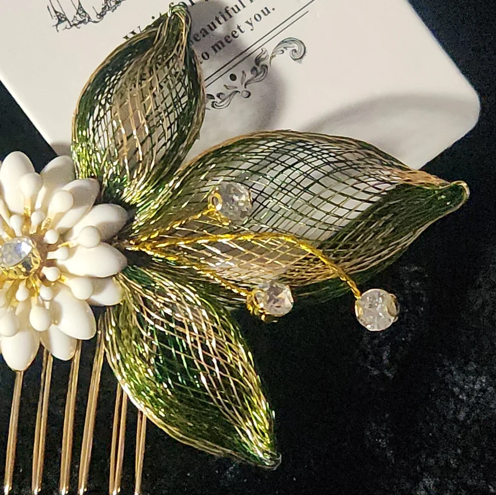 Casdre Flower Hair Comb